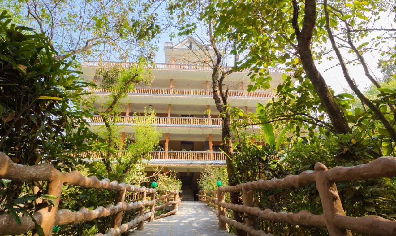 סאורהה Chitwan Gaida Lodge - Animal Lovers & Birdwatchers Paradise מראה חיצוני תמונה