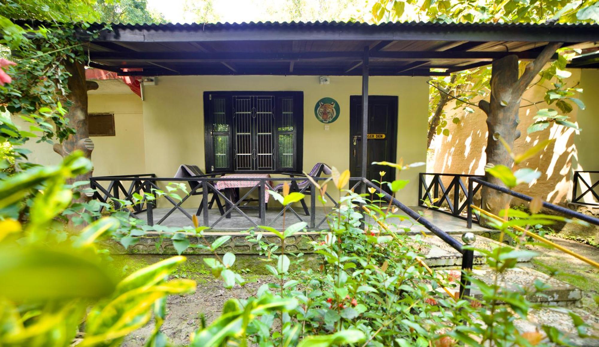 סאורהה Chitwan Gaida Lodge - Animal Lovers & Birdwatchers Paradise מראה חיצוני תמונה