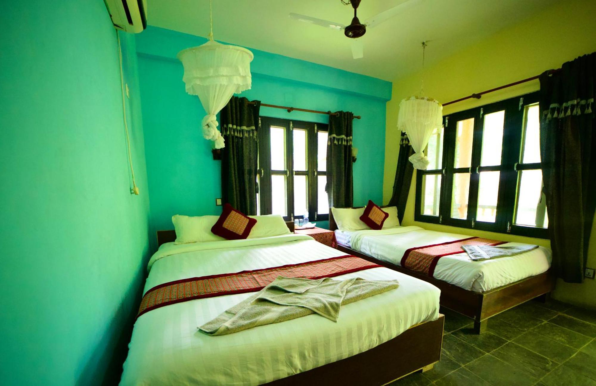 סאורהה Chitwan Gaida Lodge - Animal Lovers & Birdwatchers Paradise מראה חיצוני תמונה