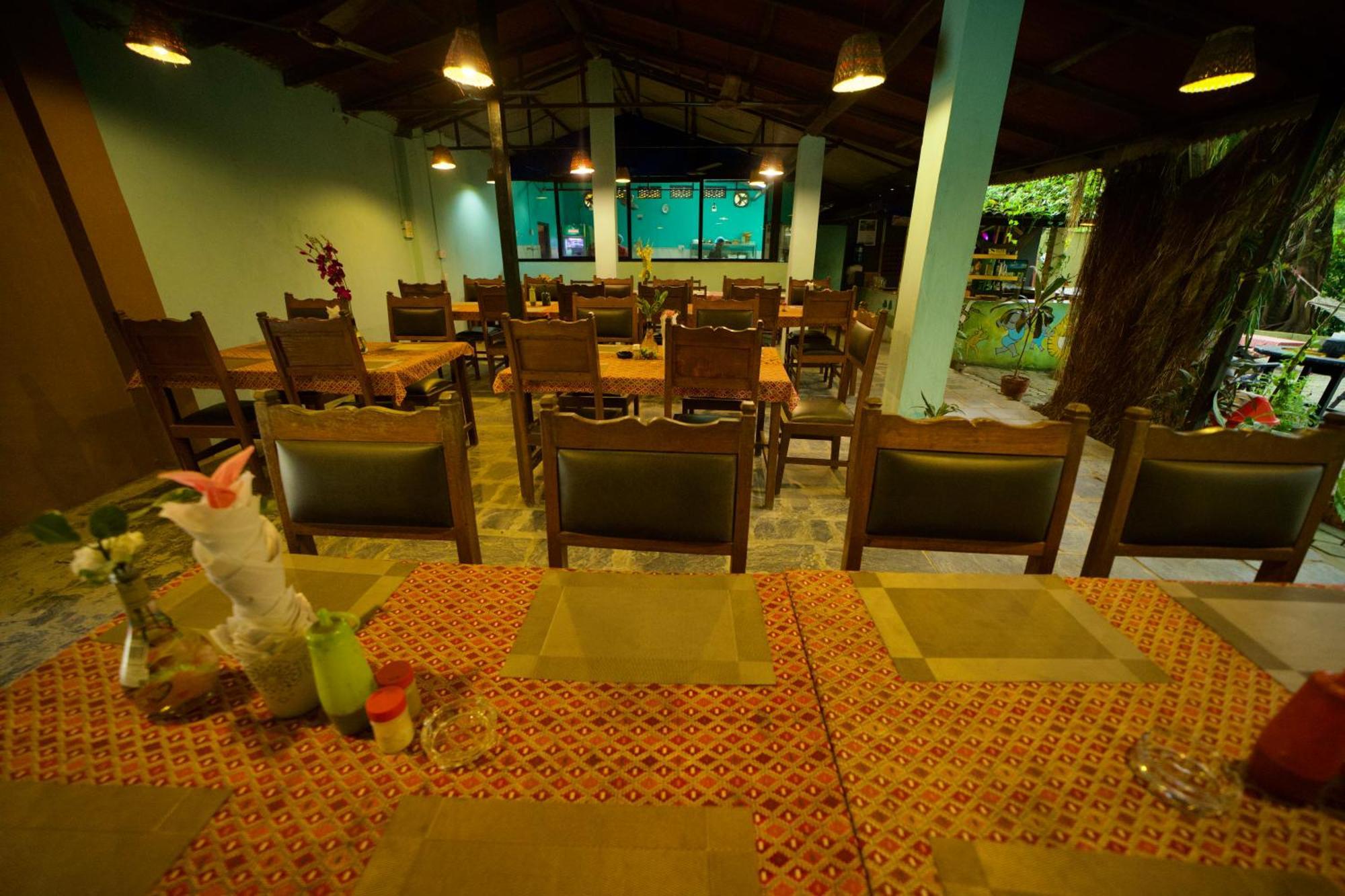 סאורהה Chitwan Gaida Lodge - Animal Lovers & Birdwatchers Paradise מראה חיצוני תמונה