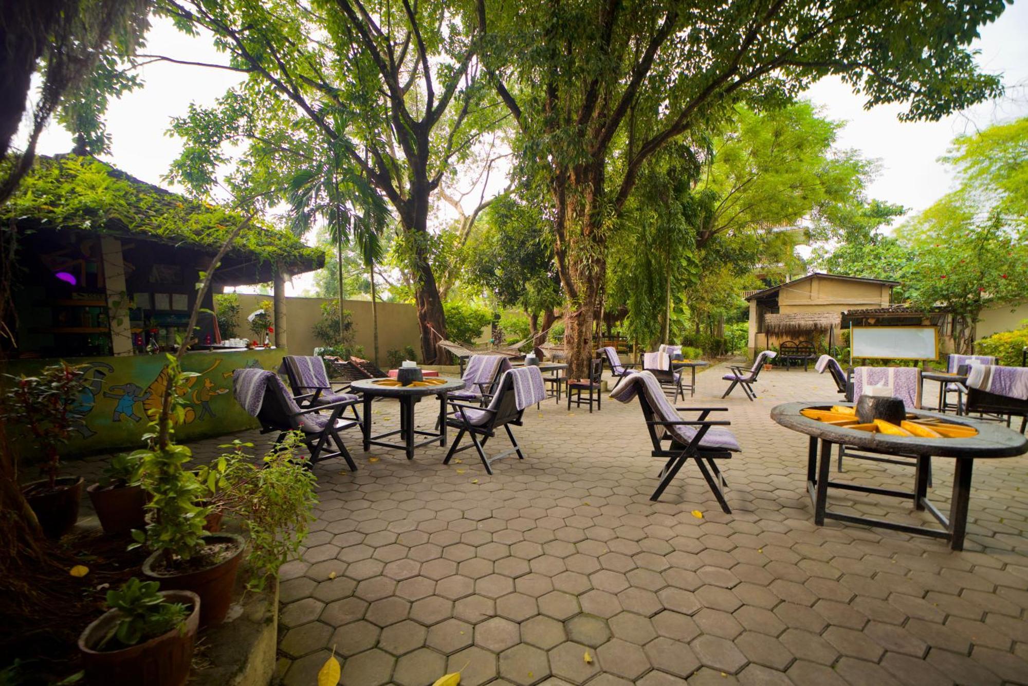סאורהה Chitwan Gaida Lodge - Animal Lovers & Birdwatchers Paradise מראה חיצוני תמונה